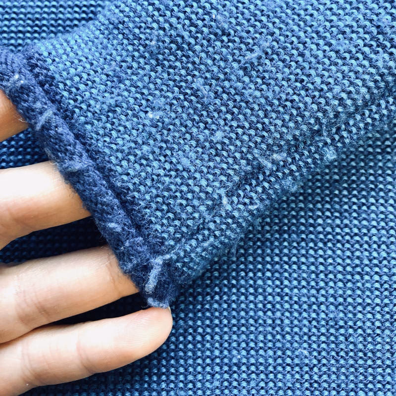 Wie entferne ich Knoten und Fusseln auf der Kleidung?