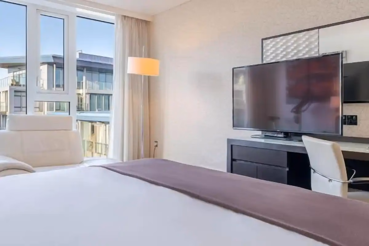 What languages does Pestana Chelsea Bridge Hotel & Spa speak?