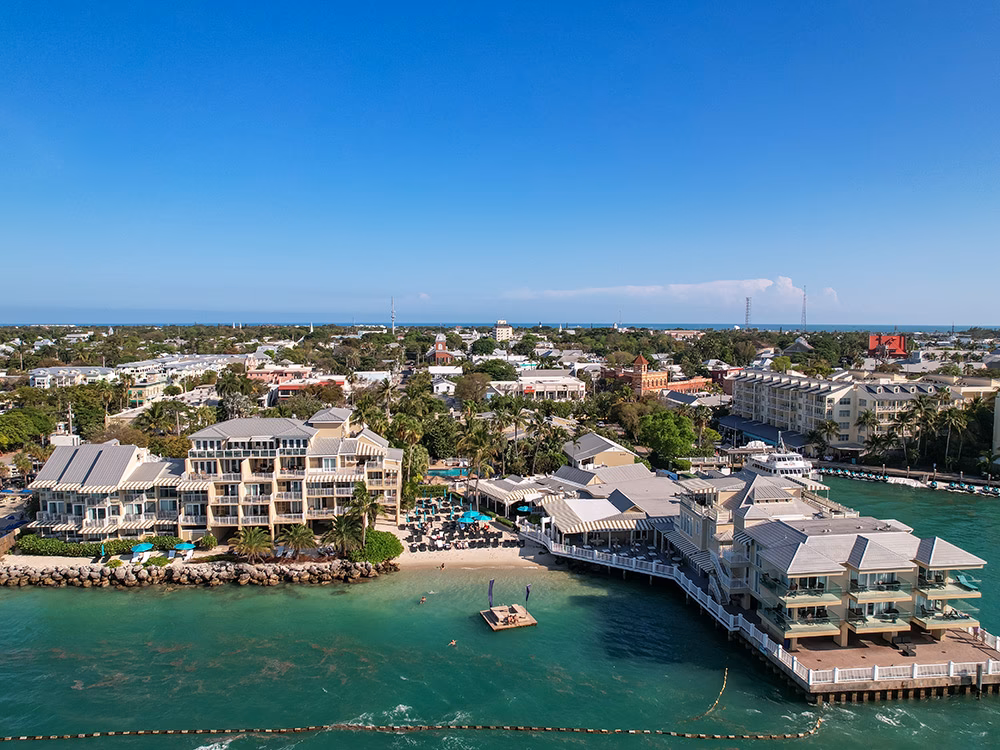 Does Pier House have a restaurant?