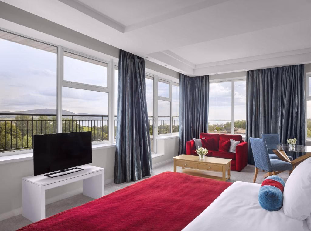 Does Radisson Blu Hotel & Spa have a hot tub?