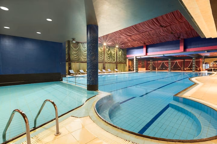 How many people can stay at Ramada by Wyndham Sofia city center?