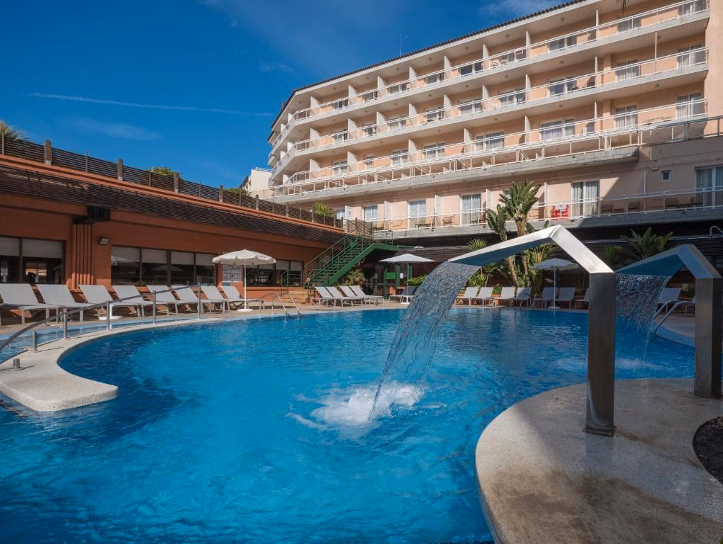 Wie heißt das Hotel in Lloret de Mar?