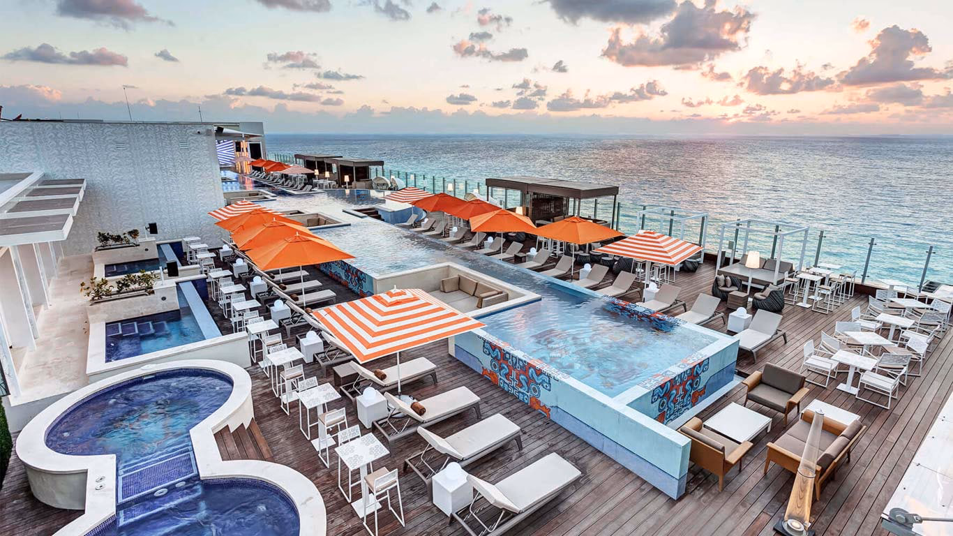 Does Royalton Chic Cancun have a pool party?