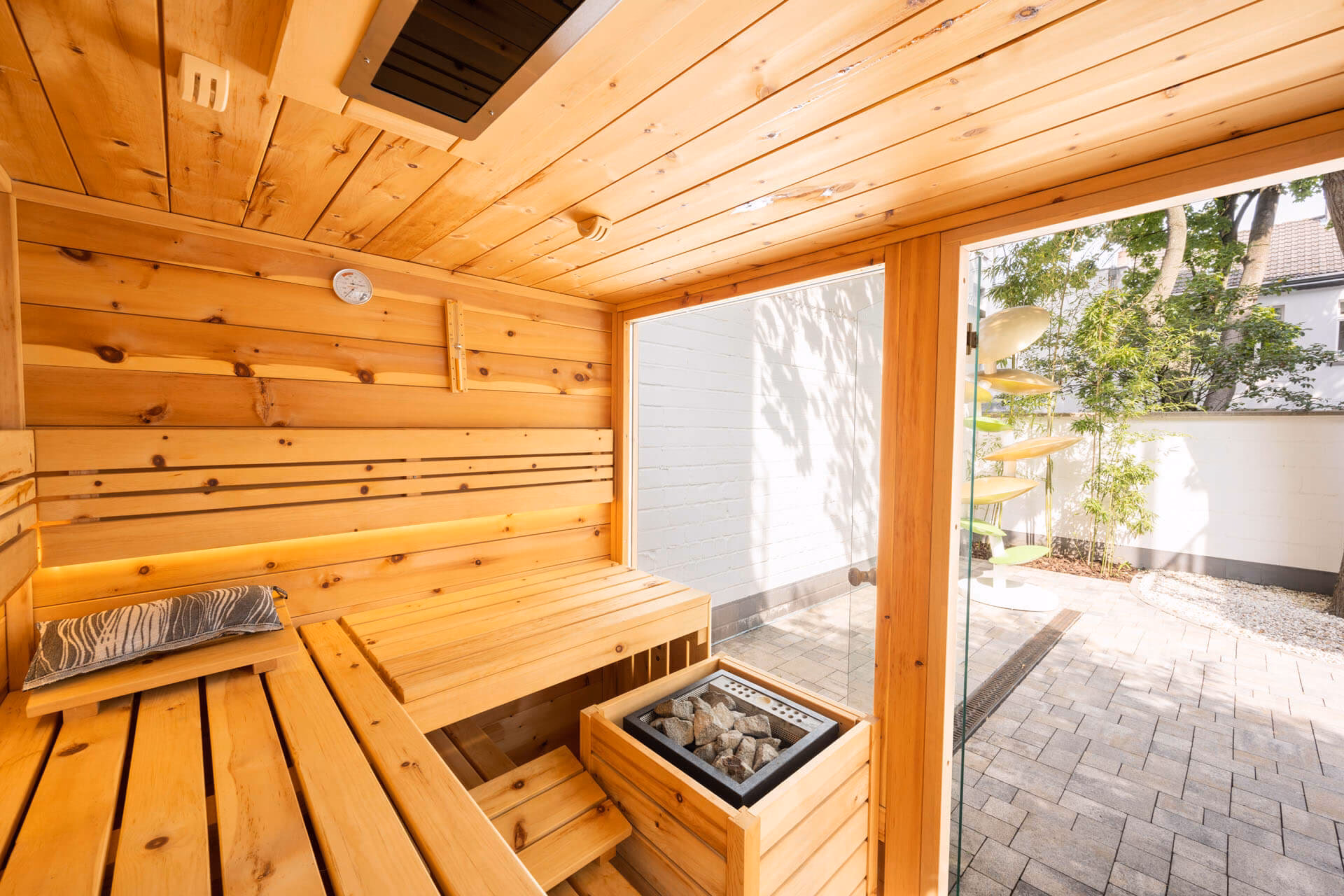 Was ist der Vorteil von Massivholz in einer Sauna?