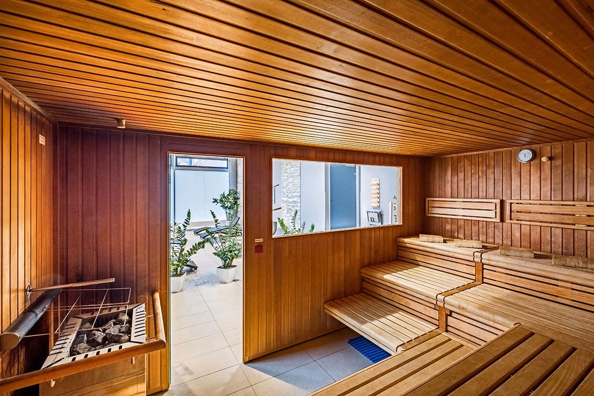 Was bietet die Sauna im Außenbereich?