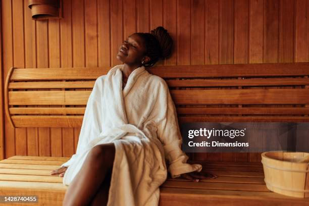 What is the resolution of two women bathing in a sauna bath?