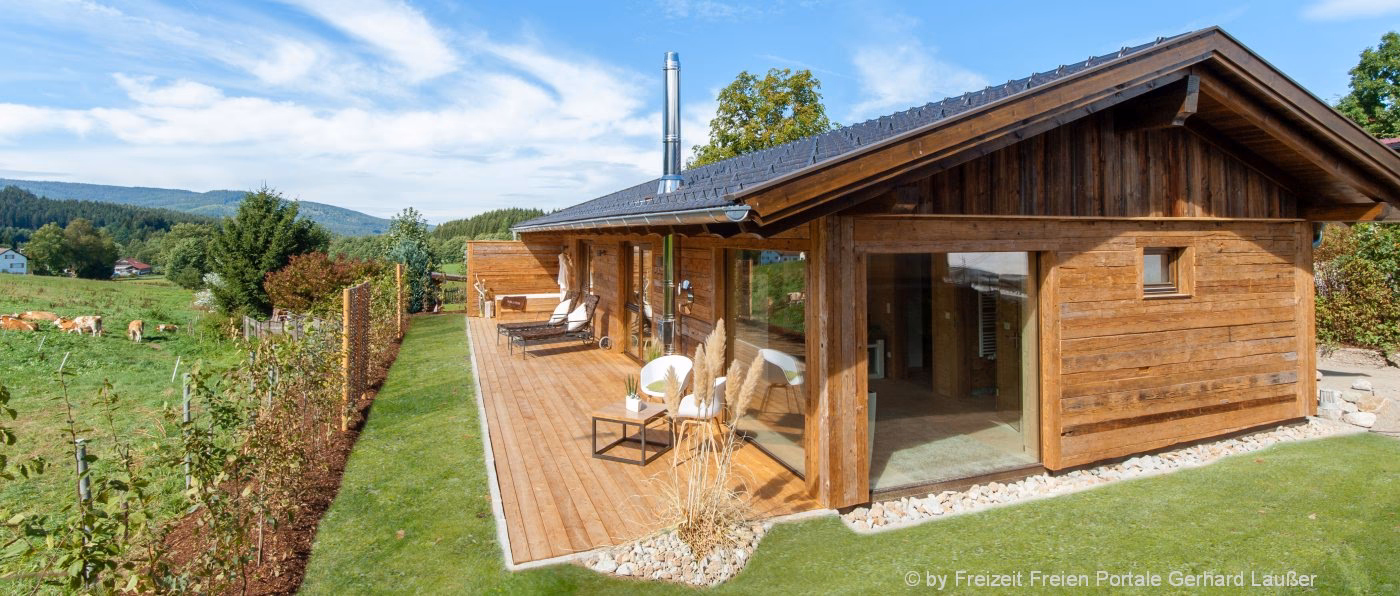 Was befindet sich an der Rückseite der Sauna?