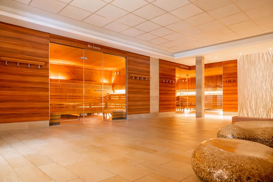 Wie viele Service-Zimmer hat die FKK Oase?