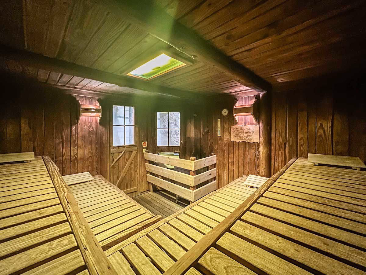 Welche Schwimmbecken gibt es in der Therme?