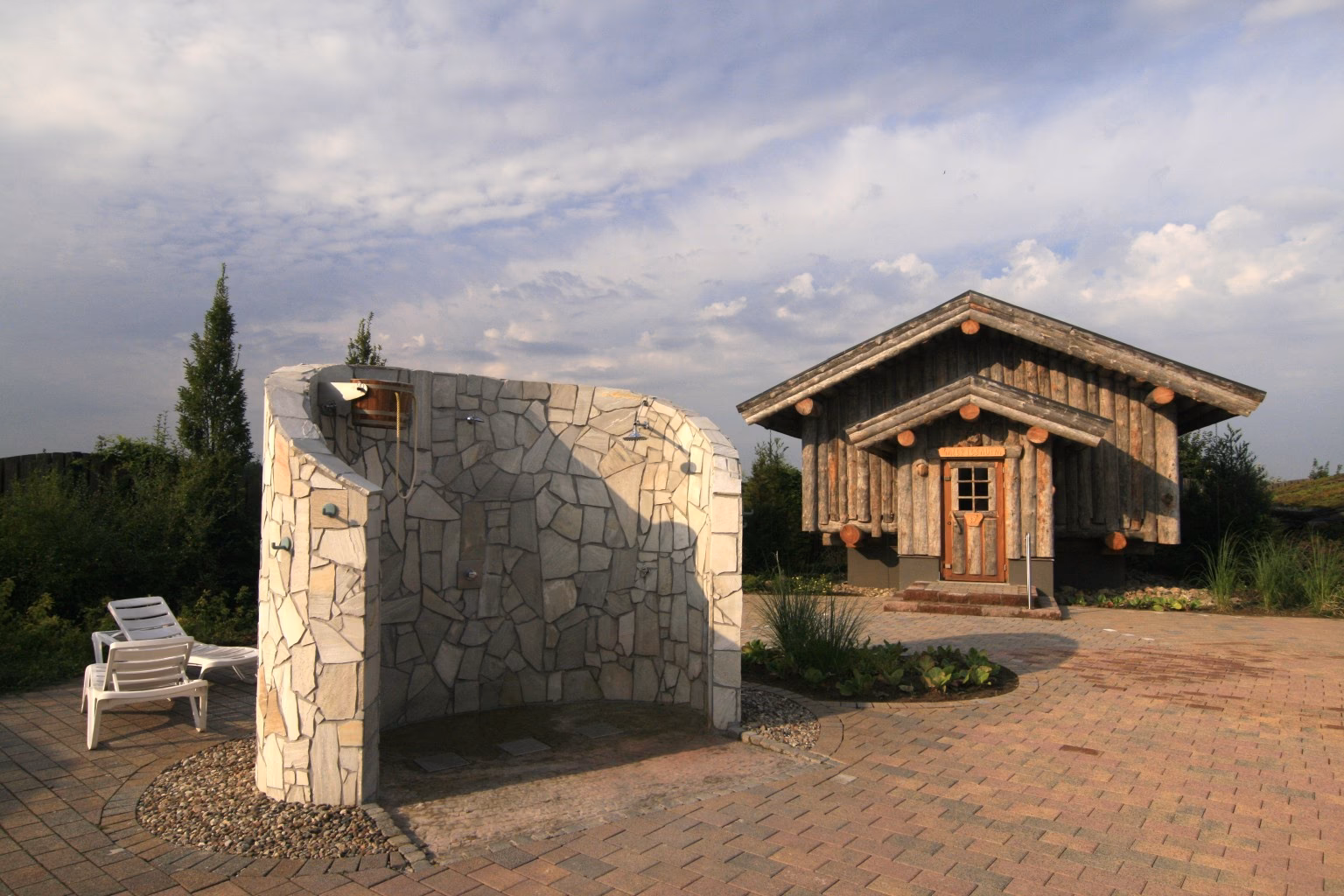 Was ist das erfrischende Highlight in der Saunalandschaft?