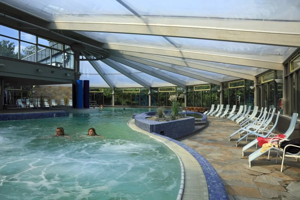 Was für ein Flair versprüht der Saunagarten in der Niederrhein-Therme?