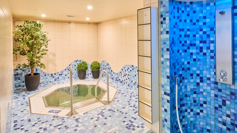 Wie viele Schwimmbahnen gibt es in der Schwimmhalle Nord?