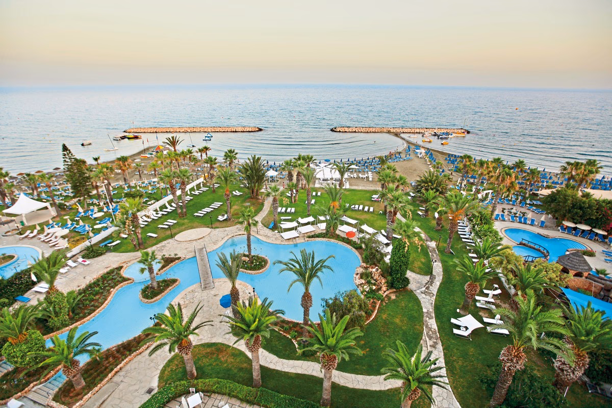 Does Sandy Beach Hotel & Spa have a baby cot?