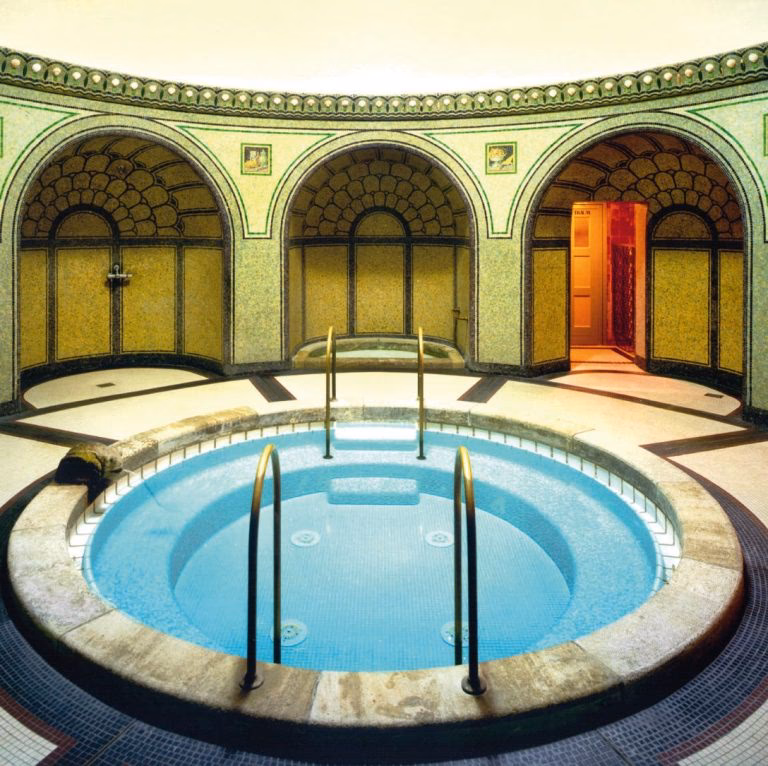 Wann findet der Romantik-Schwimmabend im Stadtbad Neukölln statt?