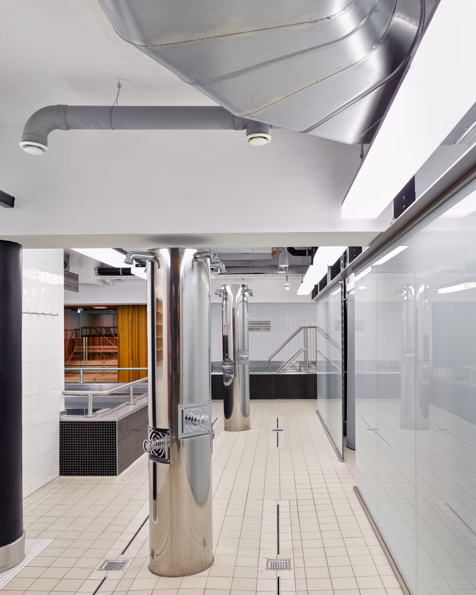 Wie viele Schwimmbecken gibt es im Wiener Stadthallenbad?