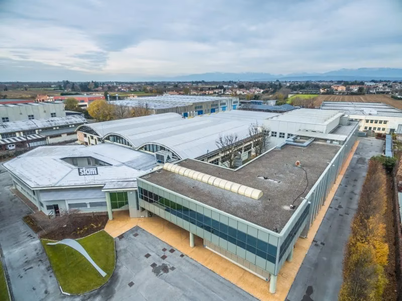 How many employees does Stam have?