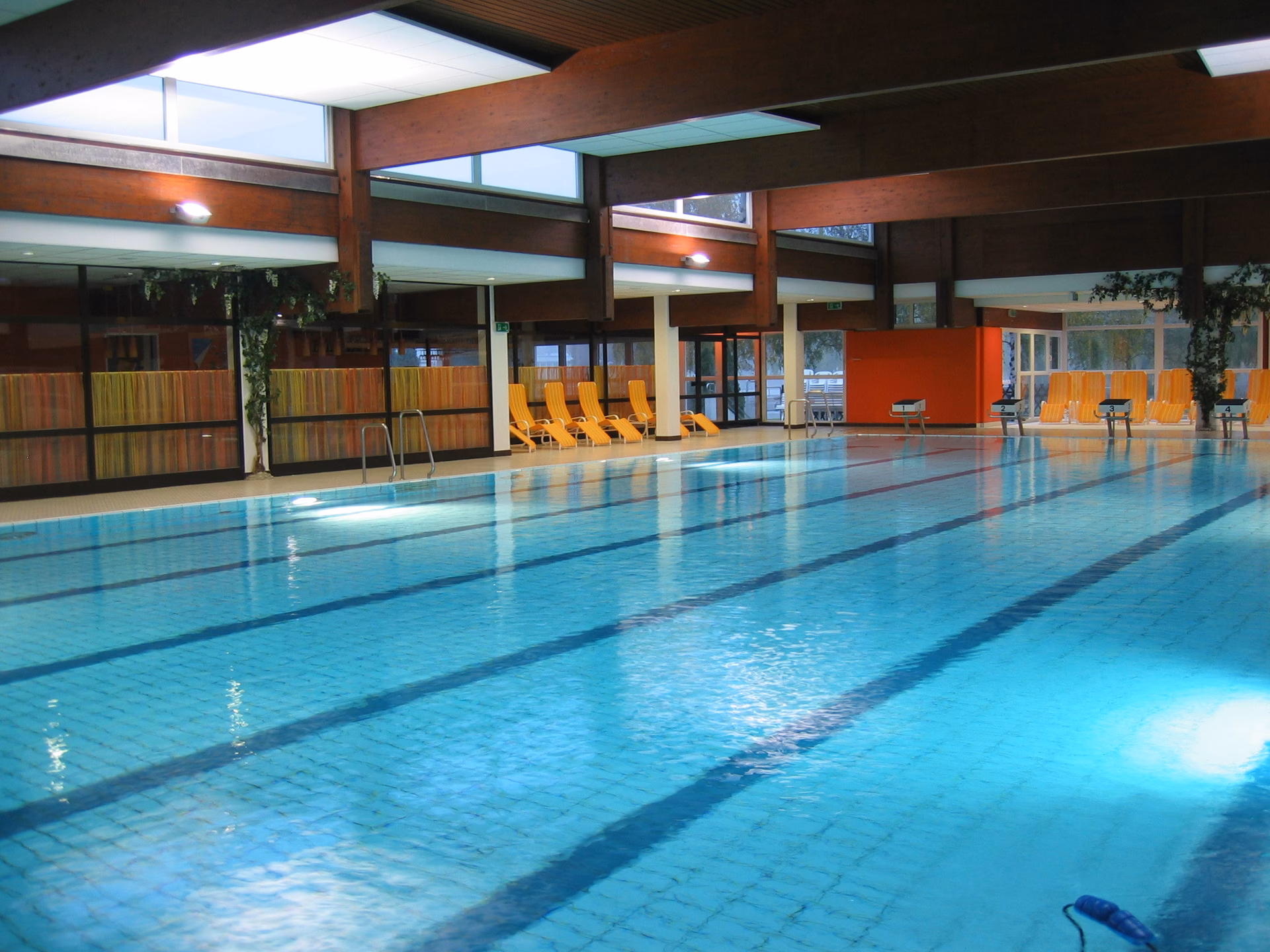 Wie wurde das Hallenbad neu gestaltet?