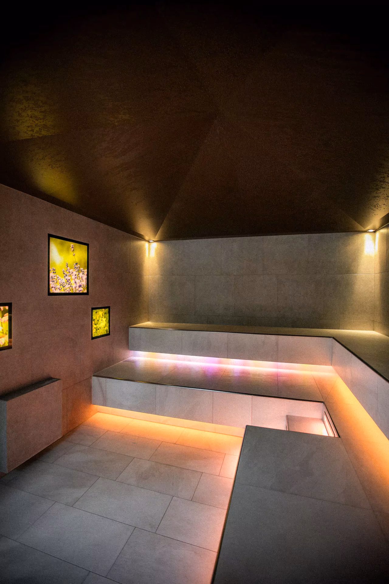 Was gibt es im Saunabereich der Therme der Ruhe?