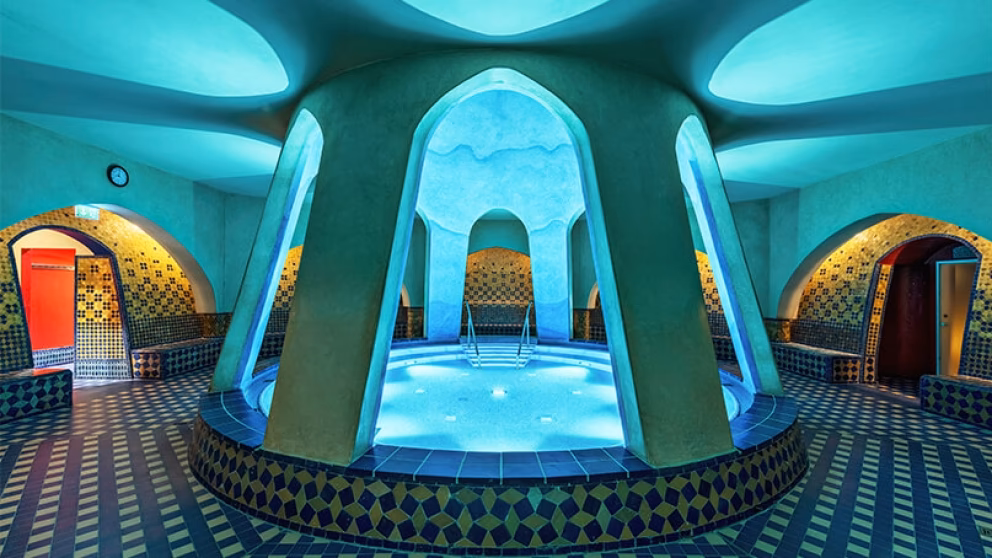 Was bietet die Saunabar in der Sauna Lounge?