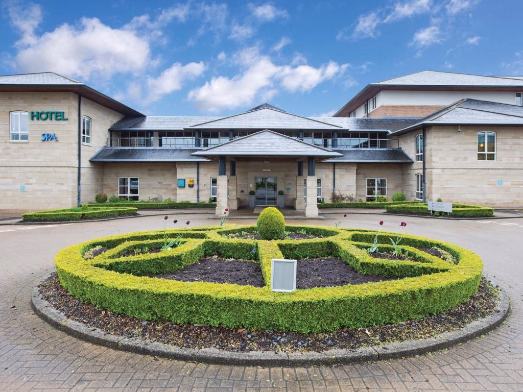 Does Thorpe Park have shark jaws?