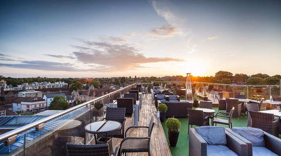 Does the varsity Hotel & Spa have a hot tub?